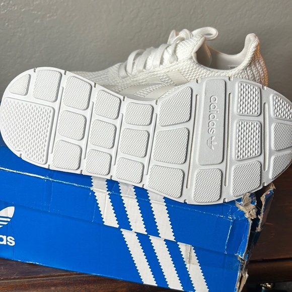 Unixes adidas swift run 1.0 shoes size 5.5